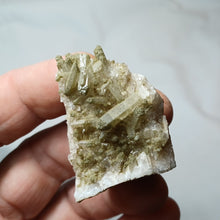 Load image into Gallery viewer, Quartz avec chlorite
