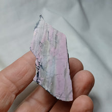 Charger l&#39;image dans la galerie, Rhodochrosite des Pyrénées
