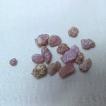 Load image into Gallery viewer, Corindons rubis d&#39;Auvergne
