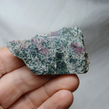 Load image into Gallery viewer, Corindon rubis de l'Aveyron
