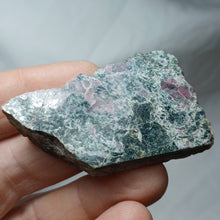 Load image into Gallery viewer, Corindon rubis de l'Aveyron
