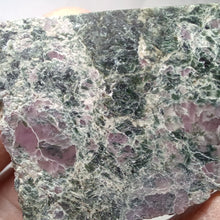 Load image into Gallery viewer, Corindon rubis de l'Aveyron
