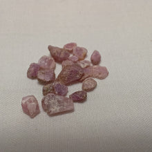 Charger l'image dans la galerie, Corindons rubis d'Auvergne
