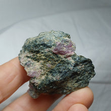 Load image into Gallery viewer, Corindon rubis de l'Aveyron
