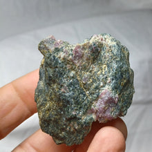 Load image into Gallery viewer, Corindon rubis de l'Aveyron
