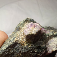 Load image into Gallery viewer, Corindon rubis de l'Aveyron
