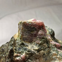 Load image into Gallery viewer, Corindon rubis de l'Aveyron
