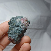 Load image into Gallery viewer, Corindon rubis de l'Aveyron
