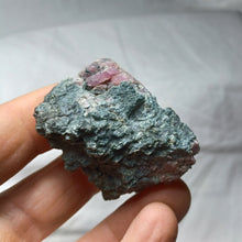 Load image into Gallery viewer, Corindon rubis de l'Aveyron
