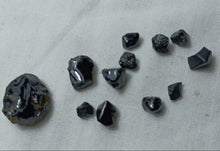 Charger l'image dans la galerie, Spinelles noirs de Haute Loire
